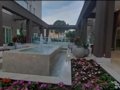 Jardim e fonte no pátio interno do prédio